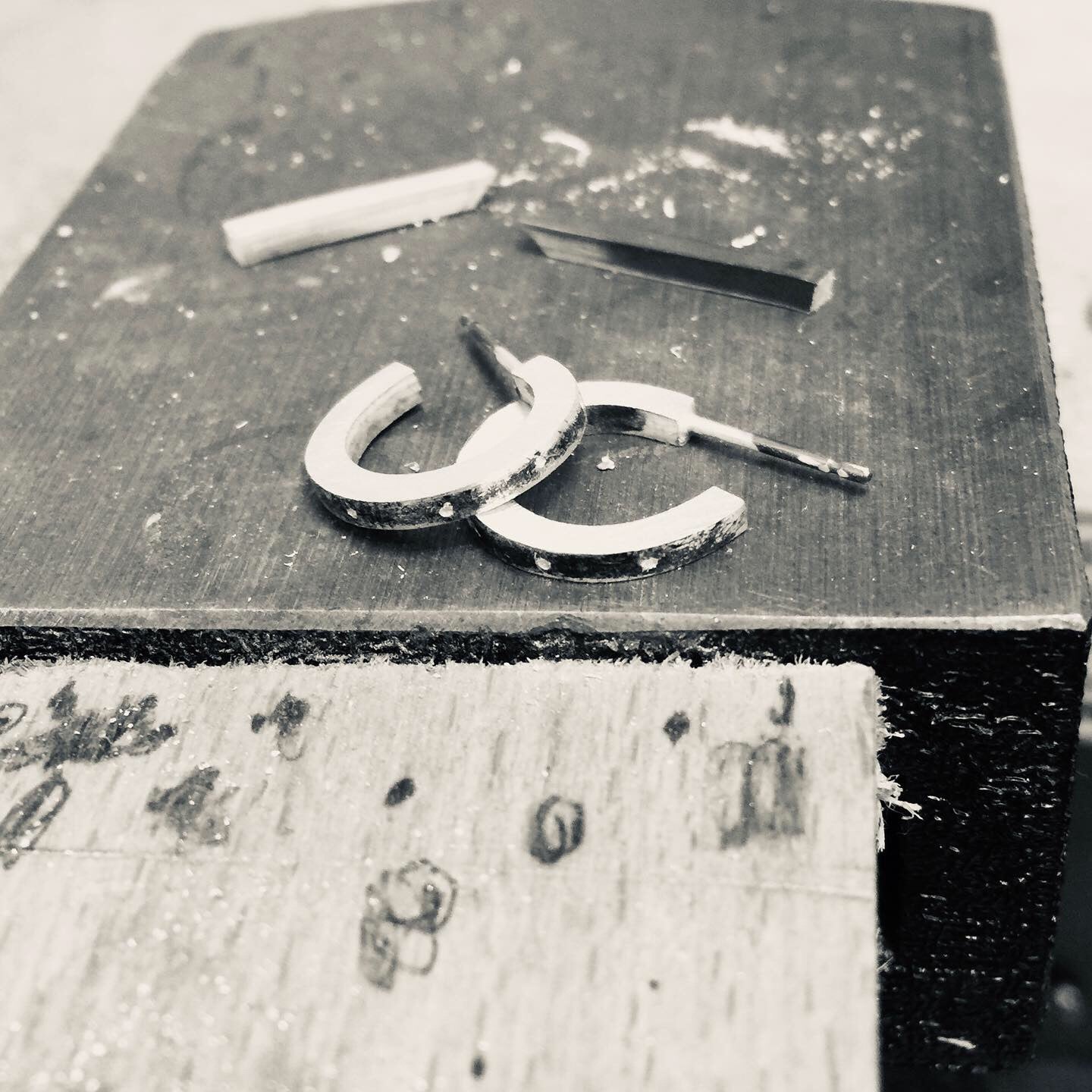 GEOM Pearl & Sterling Silver Huggie Hoop Earrings image 8