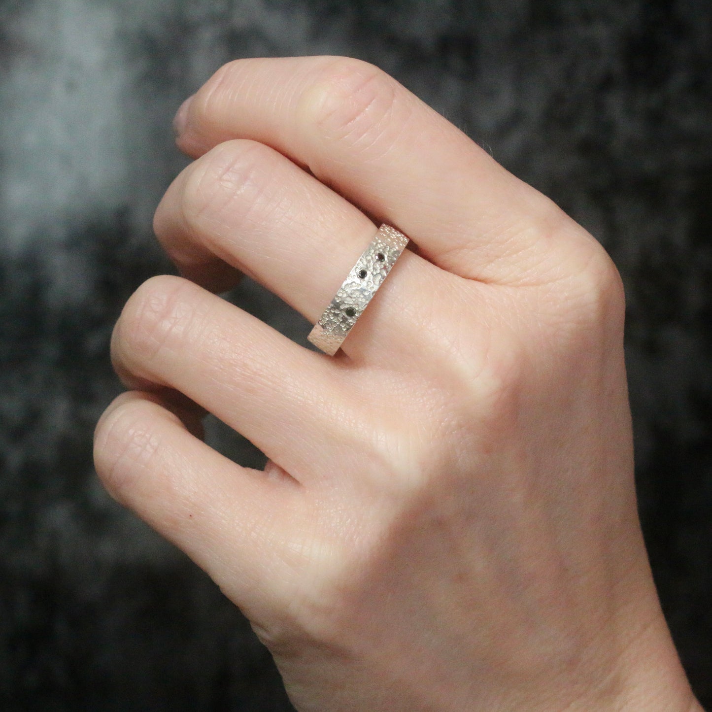 Dot Hammer Silver 3 Black Diamond 5mm Ring