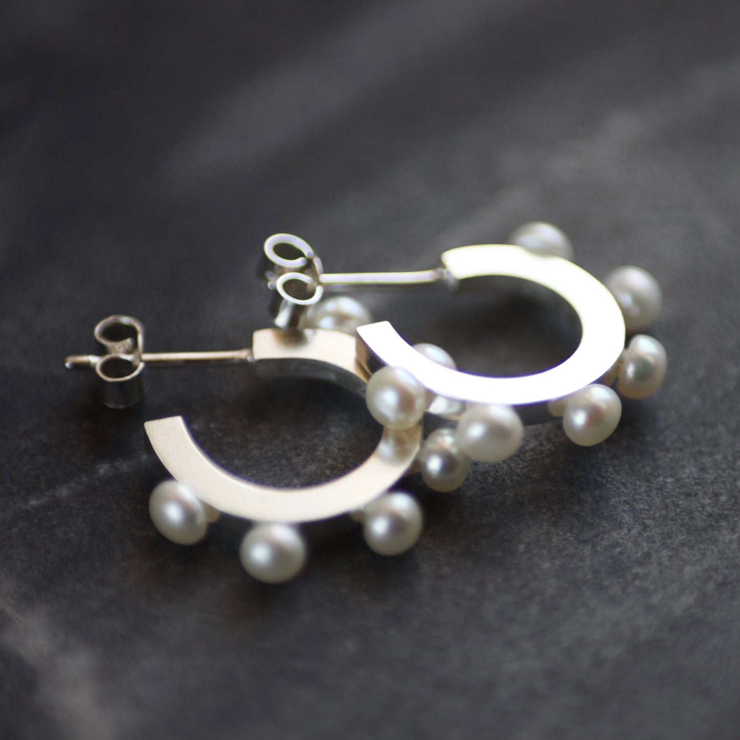 GEOM Pearl & Sterling Silver Huggie Hoop Earrings image 3
