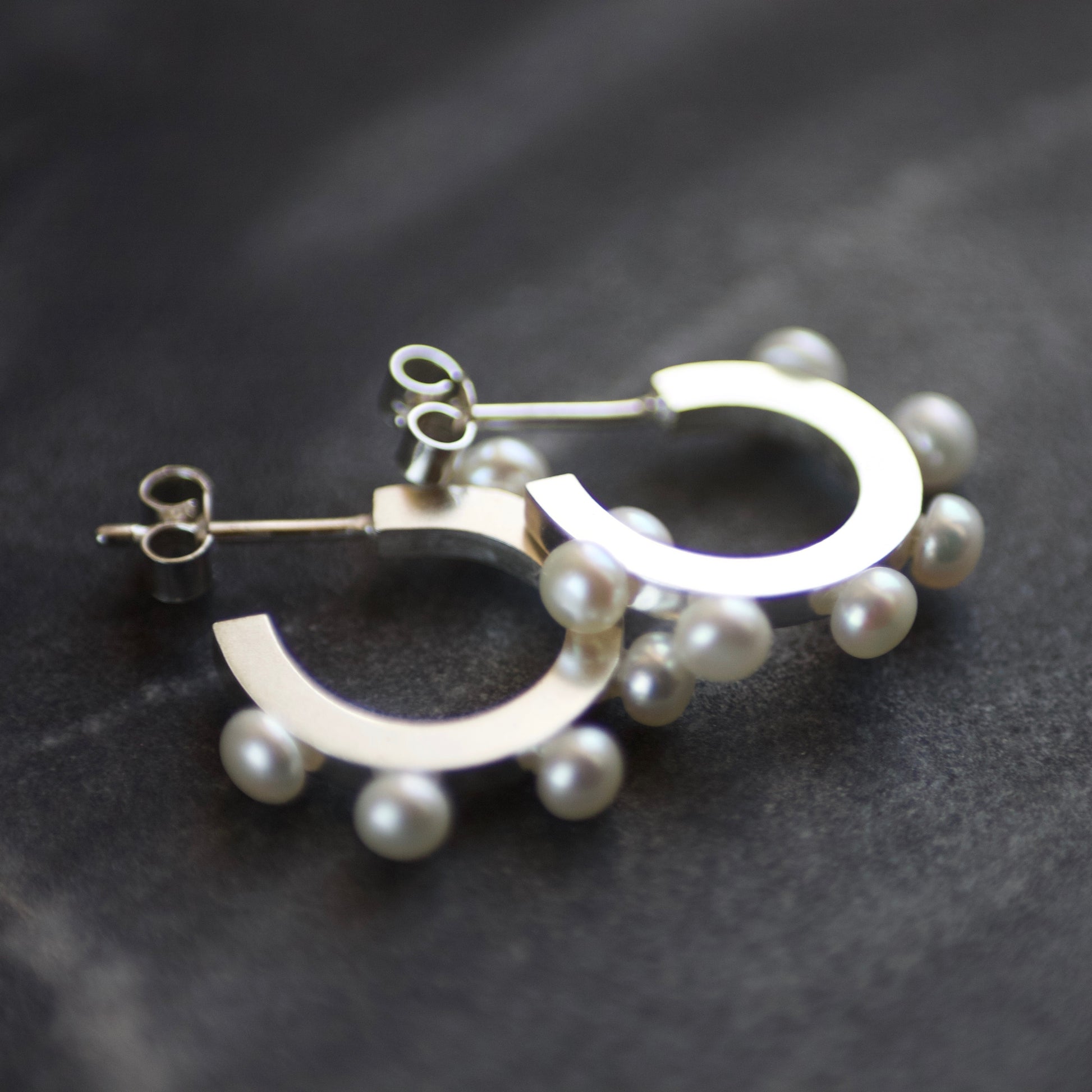GEOM Pearl & Sterling Silver Huggie Hoop Earrings image 3