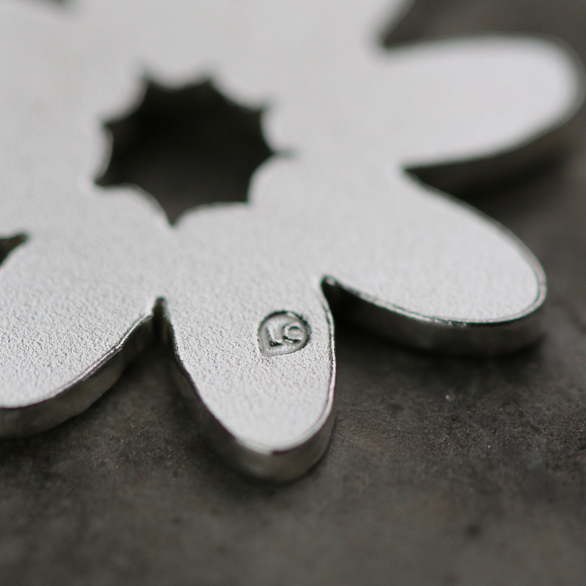 Floral Dot Textured Pendant Necklace image 7