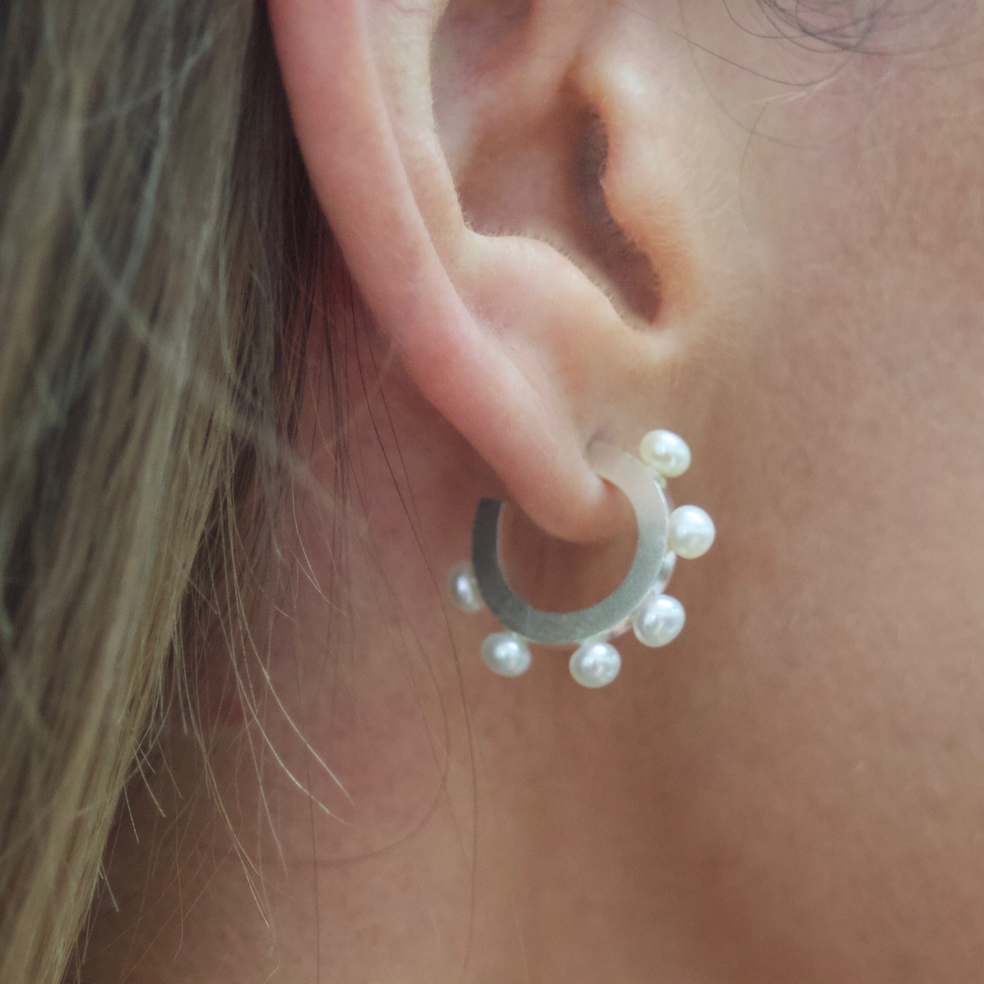 GEOM Pearl & Sterling Silver Huggie Hoop Earrings image 1