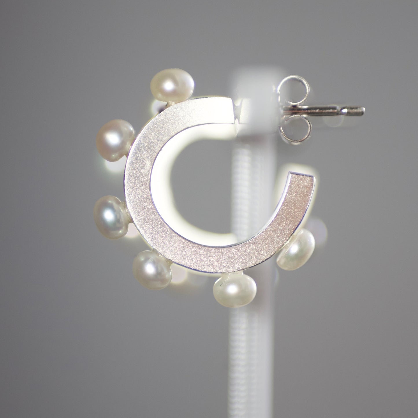 GEOM Pearl & Sterling Silver Huggie Hoop Earrings image 7