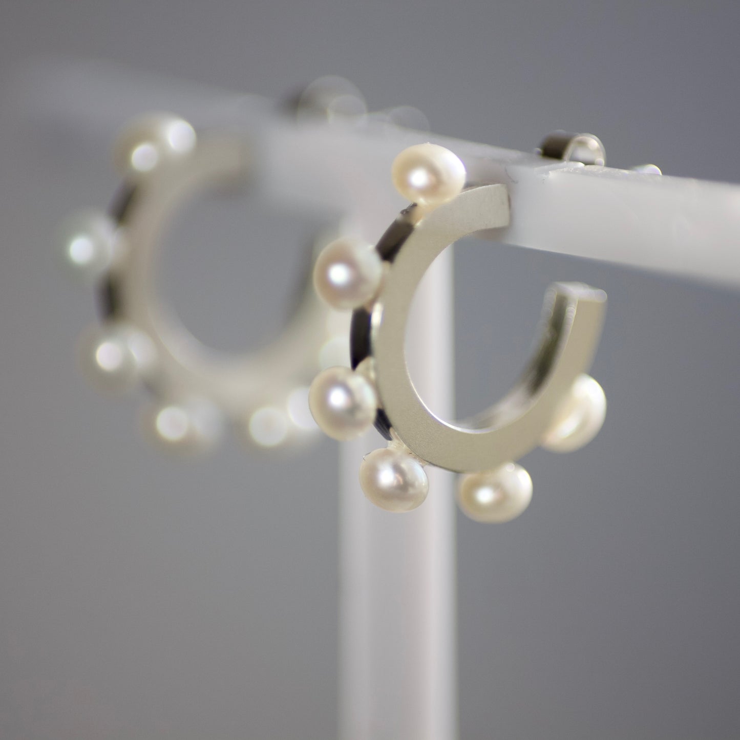 GEOM Pearl & Sterling Silver Huggie Hoop Earrings image 5